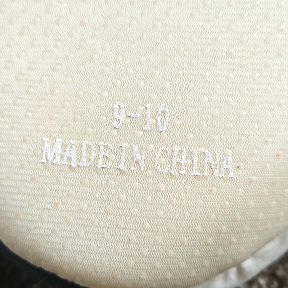 Kids Squishmallows Festive Kitten Slippers With Santa Hat - Picture 3 of 4